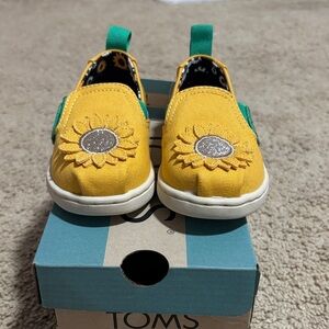 TOMS Kids Yellow and Green Sunflower alpargatas.